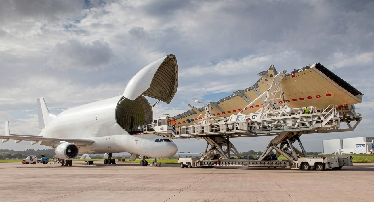 Útil de transporte de alas de A320 junto al avión de carga Beluga