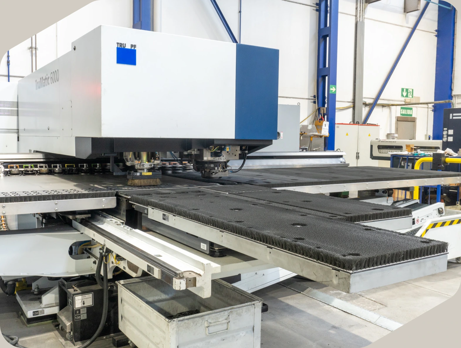 Punzonadora láser sobre mesa de chapa en una nave industrial de EPER Group