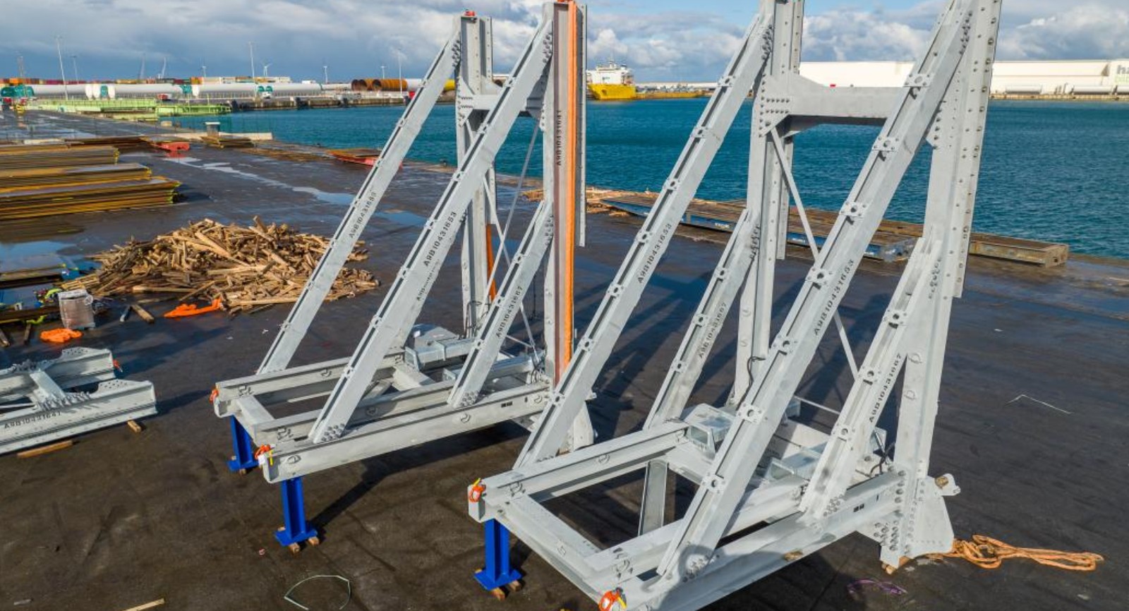 Posicionadores de torre de acero galvanizado junto al mar en un puerto