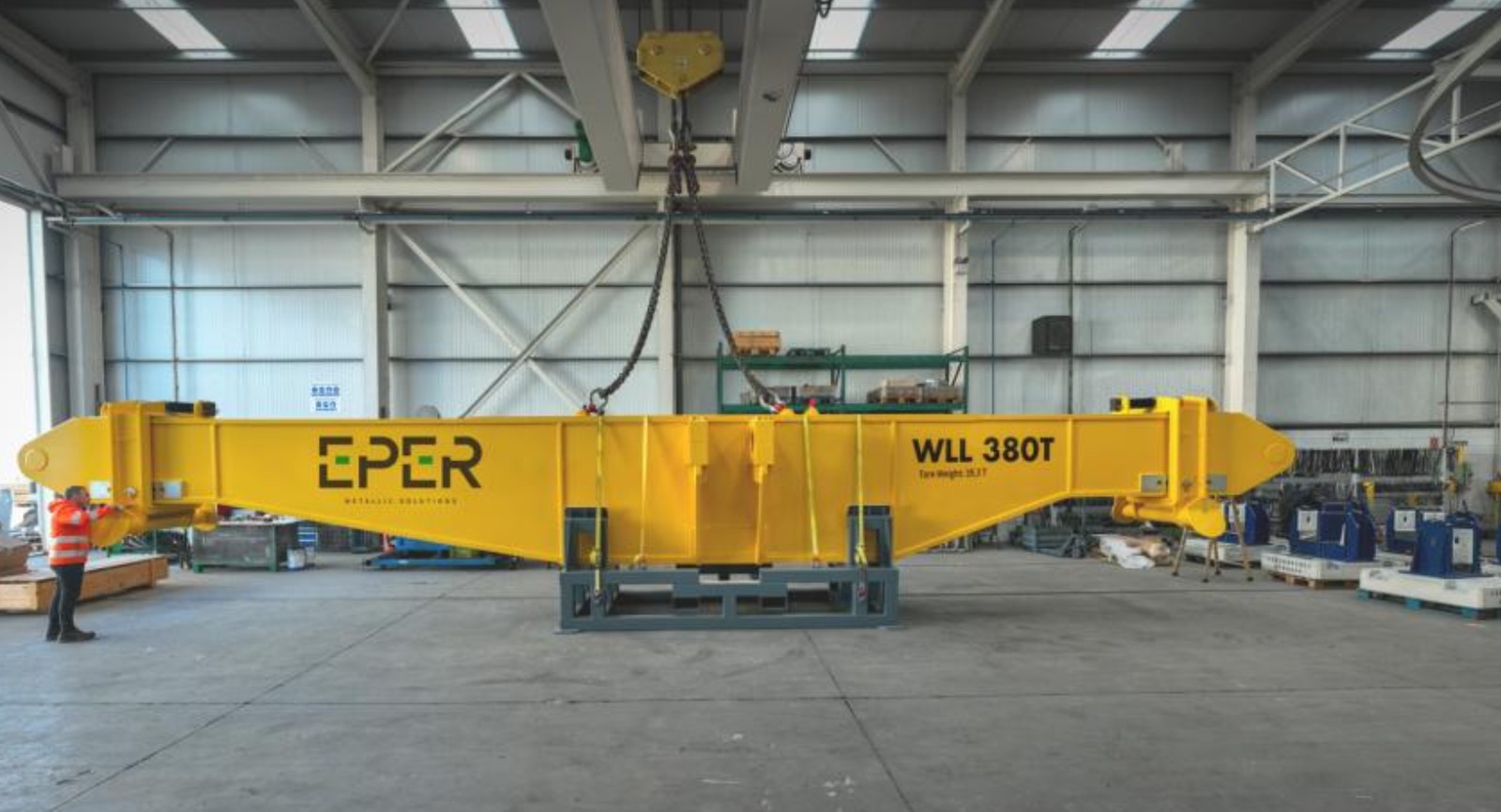 Viga de elevación amarilla EPER WLL 380T en nave industrial