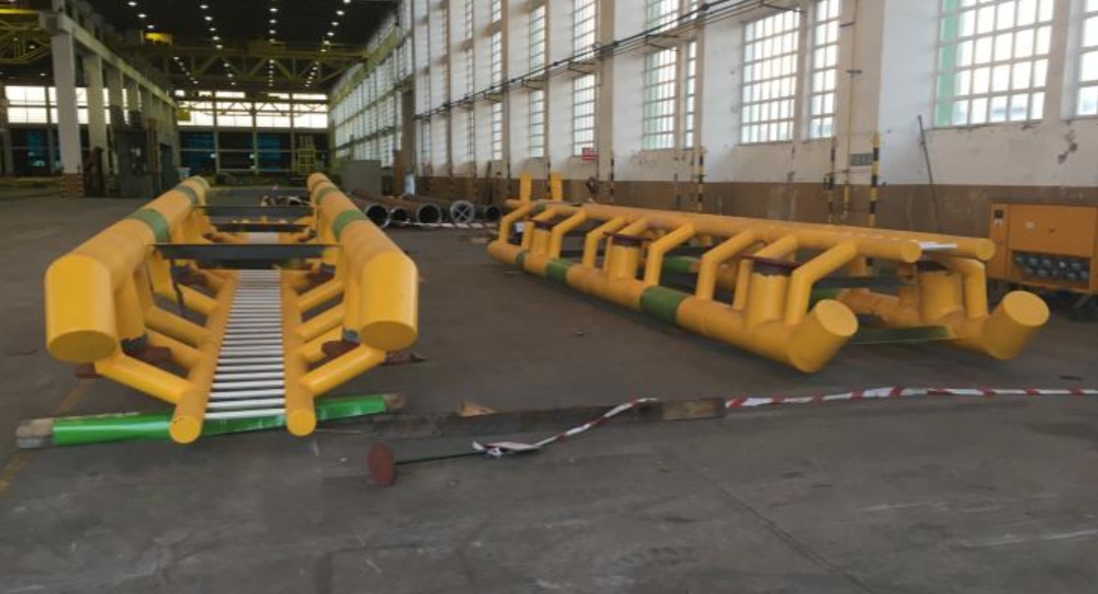 Boat landings de gran tonelaje pintados en amarillo en nave de fabricación