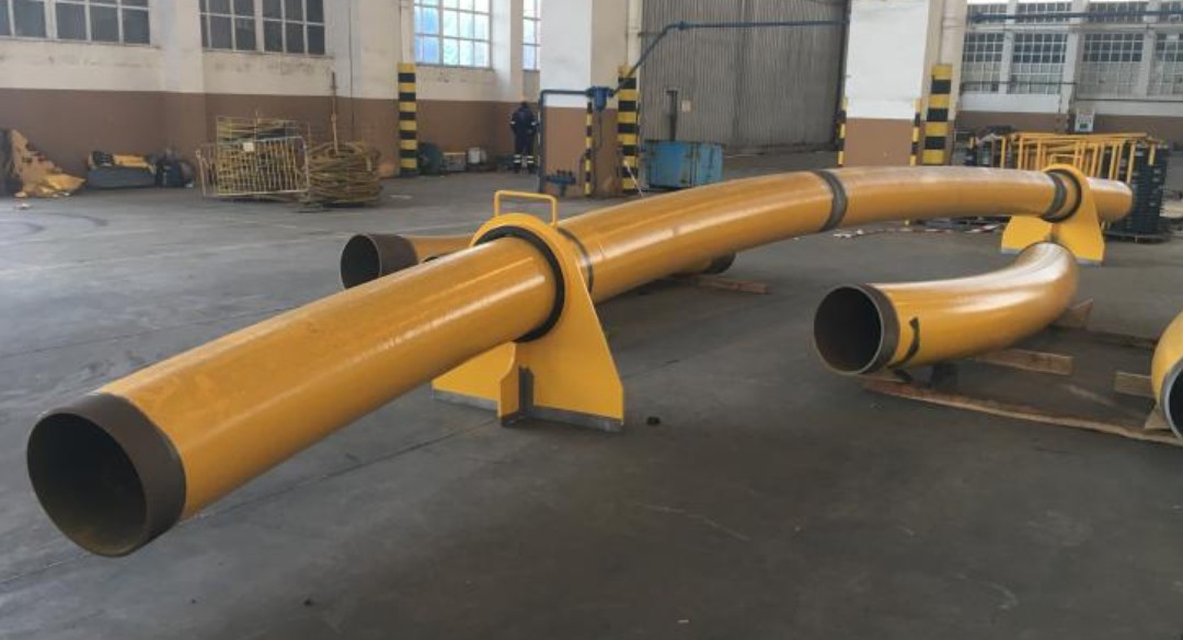 J-Tube amarillo curvado para guiado de cable eléctrico submarino