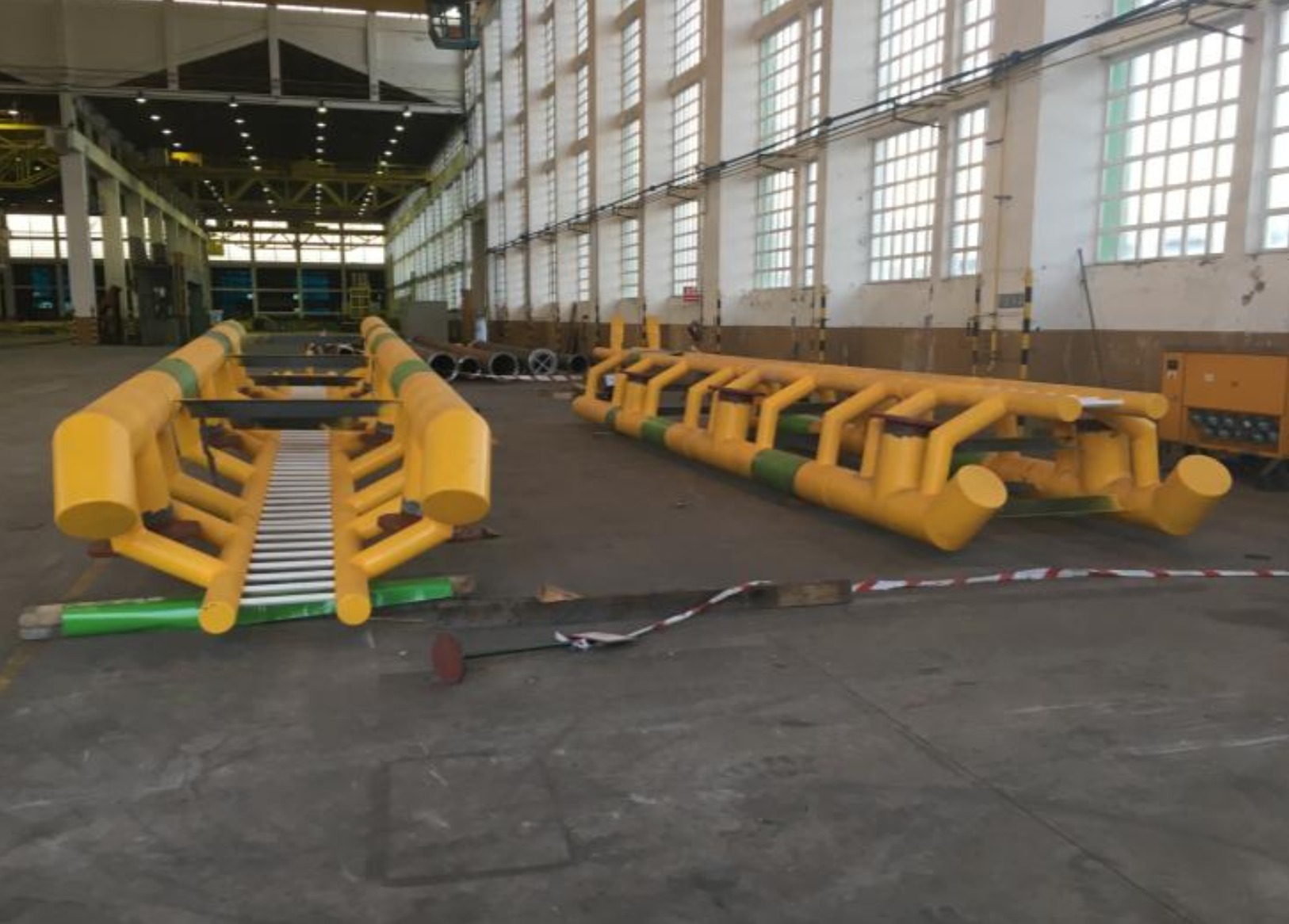 Estructuras tubulares amarillas de boat landing en una nave de fabricación
