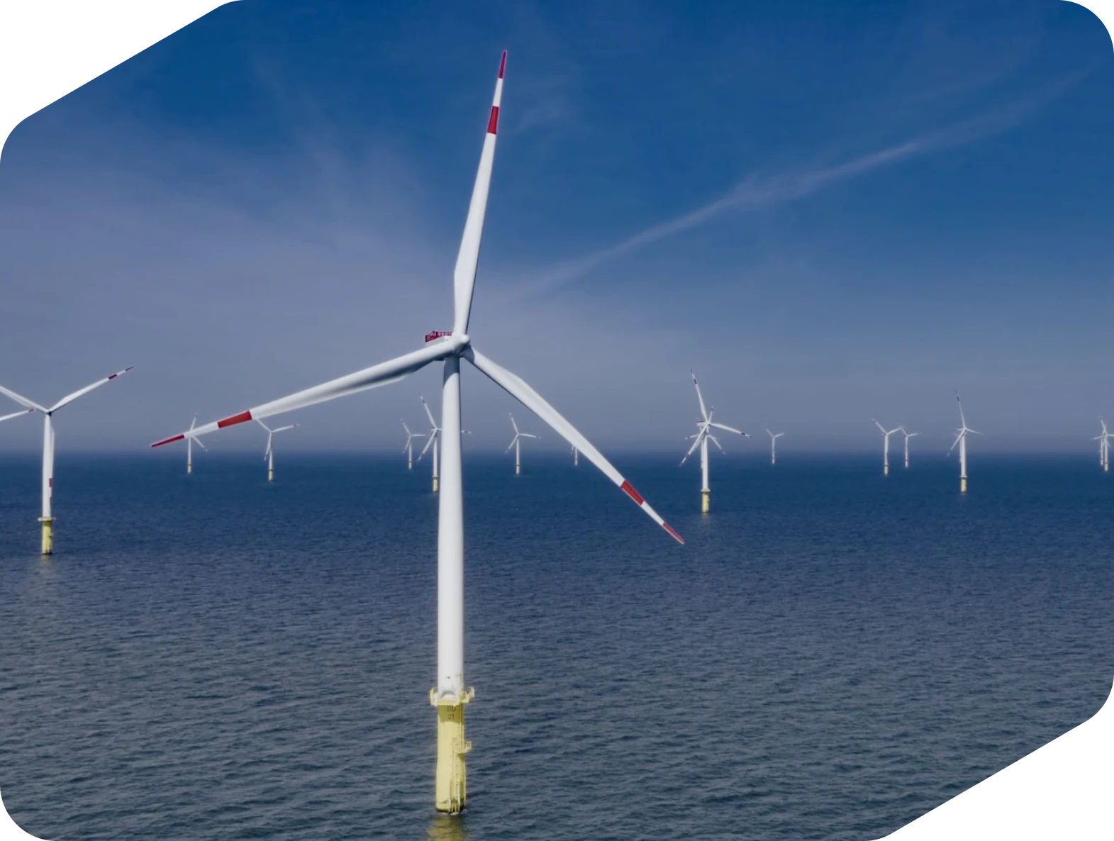 Aerogenerador marino en un parque eólico offshore en alta mar