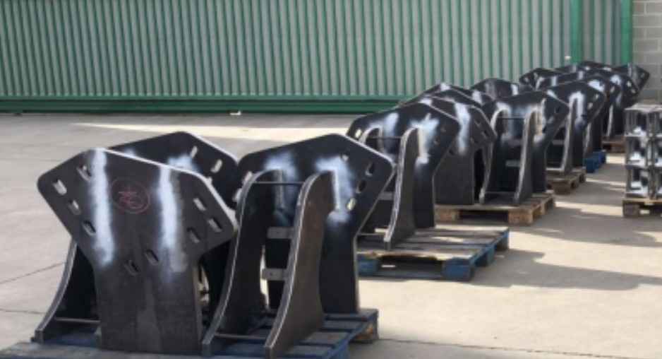 Soportes y anclajes metálicos de acero en nave de fabricación