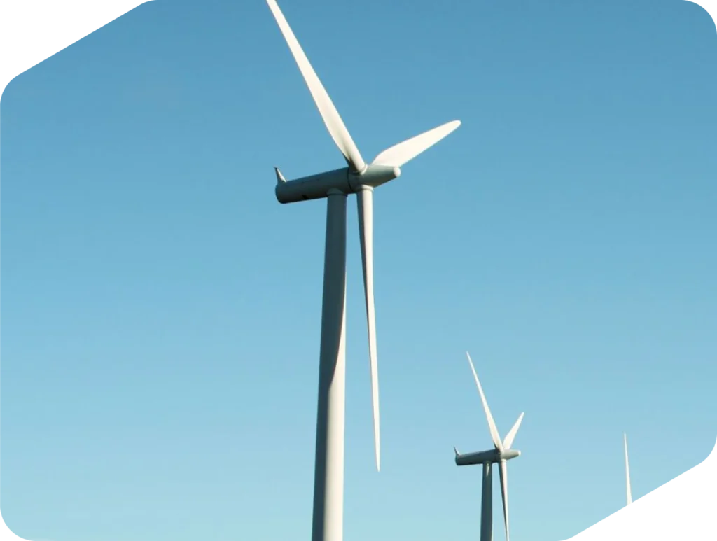 Dos aerogeneradores de gran tamaño sobre un cielo azul despejado
