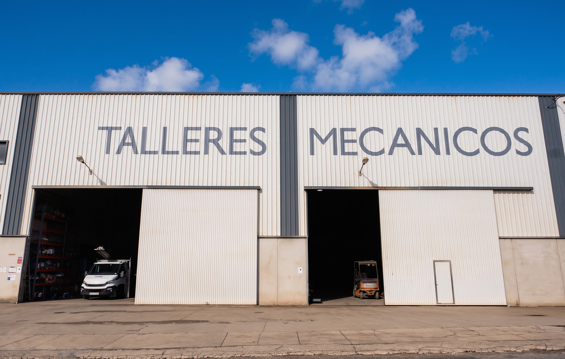 Fachada de la nave de Talleres Mecánicos de TMG by EPER Group en Narón bajo un cielo azul
