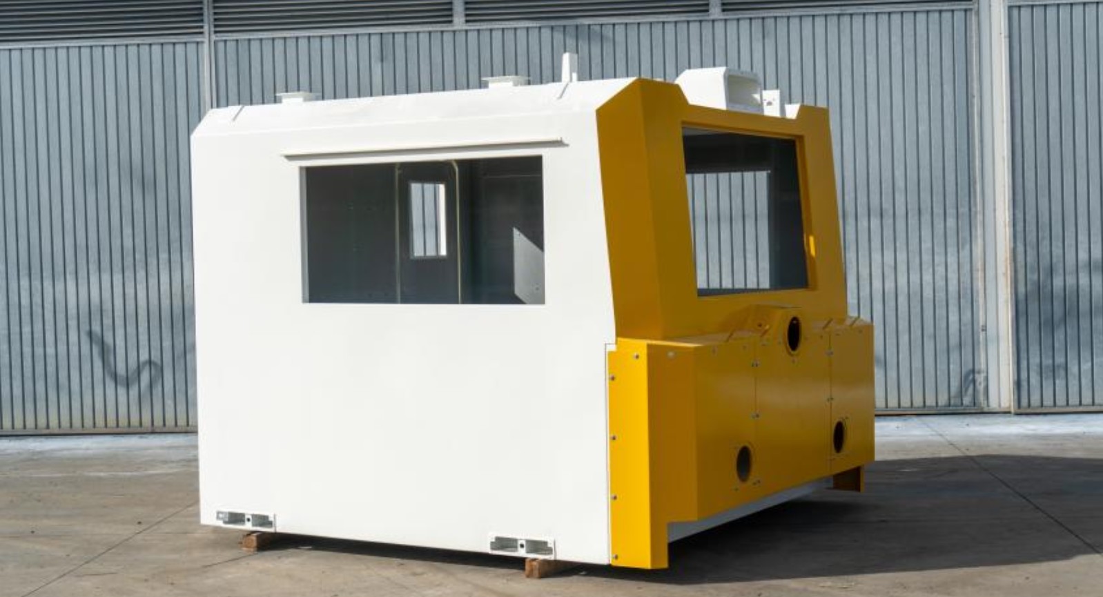 Cabina de vehículo ferroviario blanca y amarilla fabricada por EPER Group