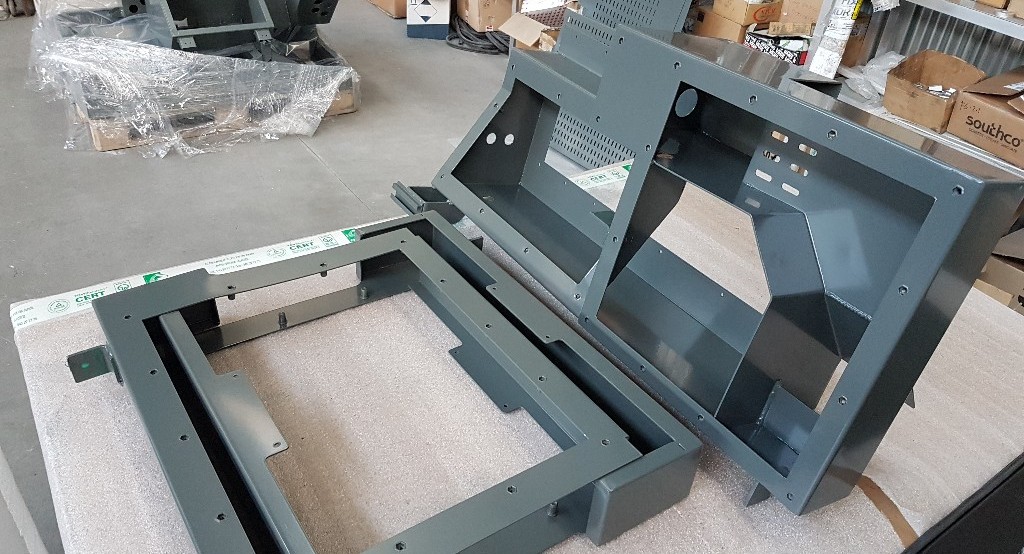 Cajas eléctricas metálicas grises para baterías de vehículo ferroviario