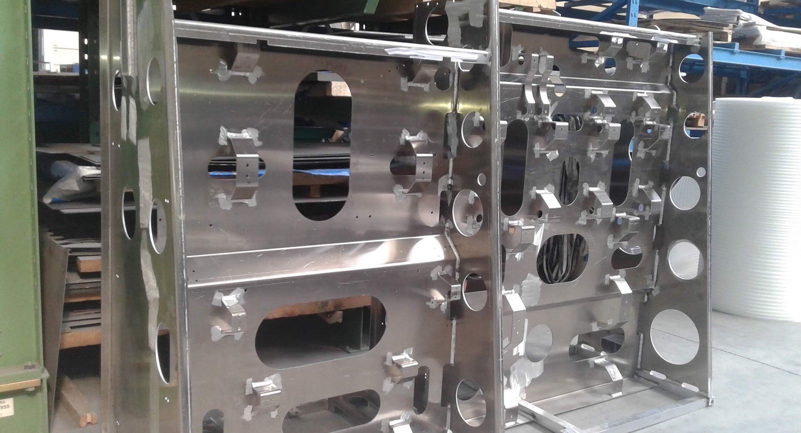 Rack eléctrico de aluminio con perforaciones y bastidor mecanizado