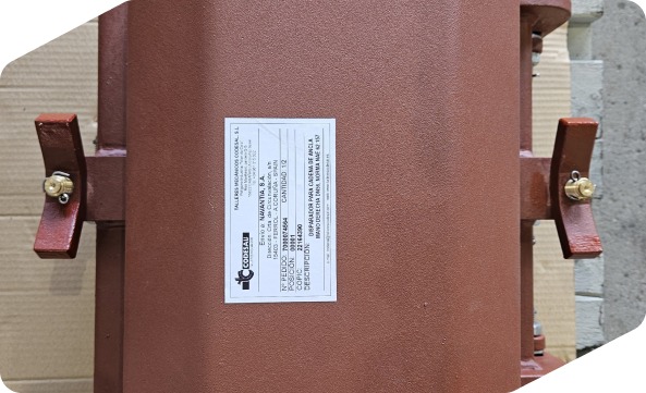 Elemento de cubierta de color rojizo con placa de características y tuercas de mariposa
