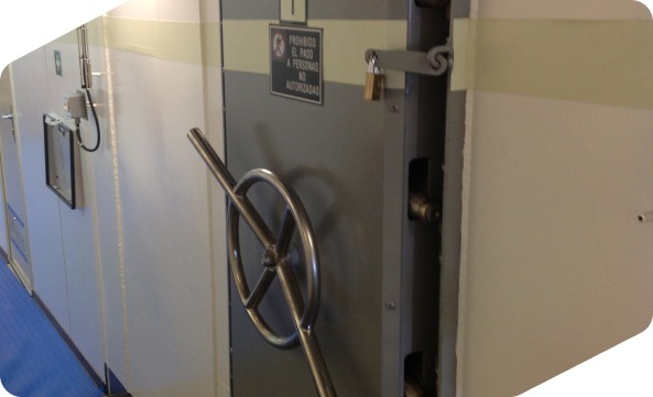 Detalle de una puerta estanca con volante de cierre