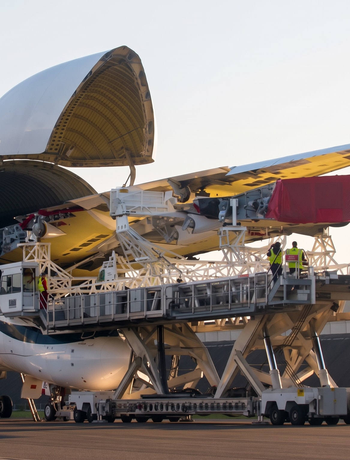 Útil de transporte de alas cargando un avión Beluga de Airbus