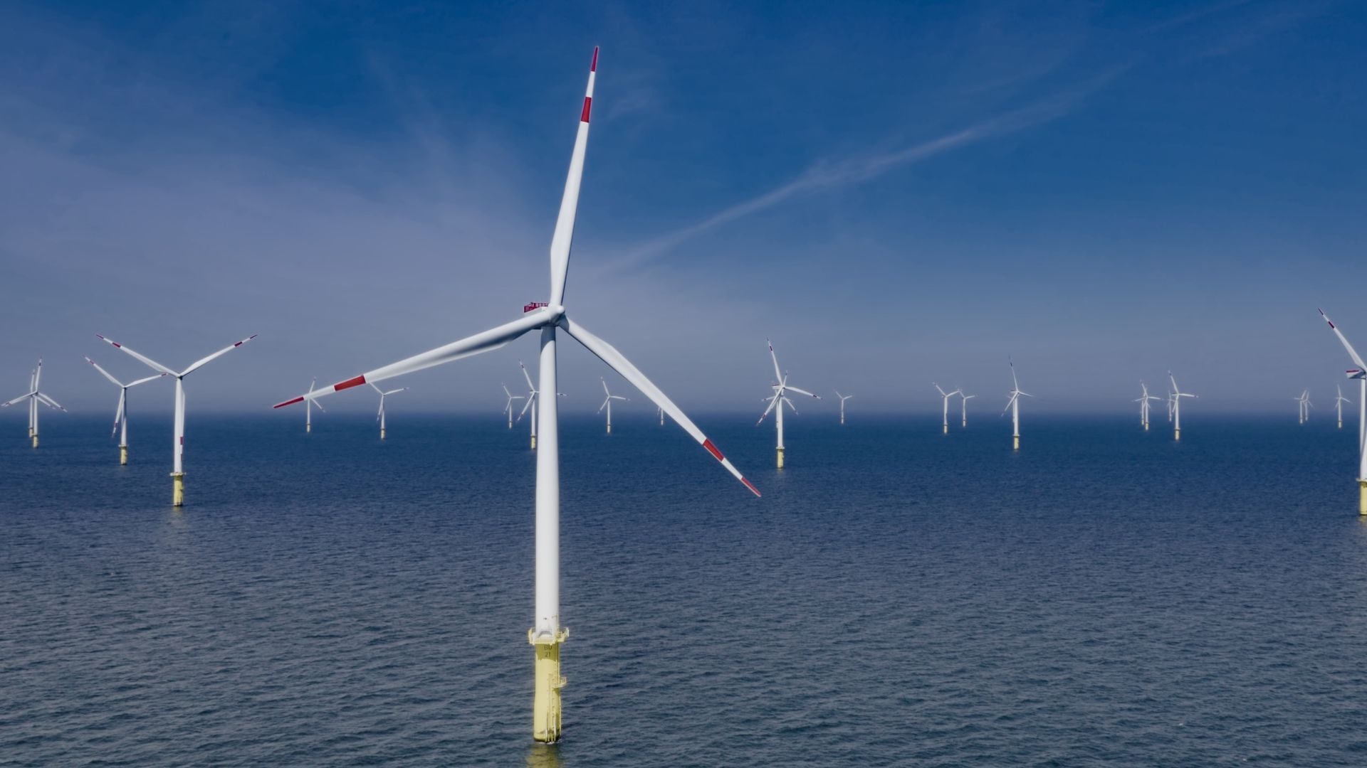 Aerogenerador marino en un parque eólico offshore