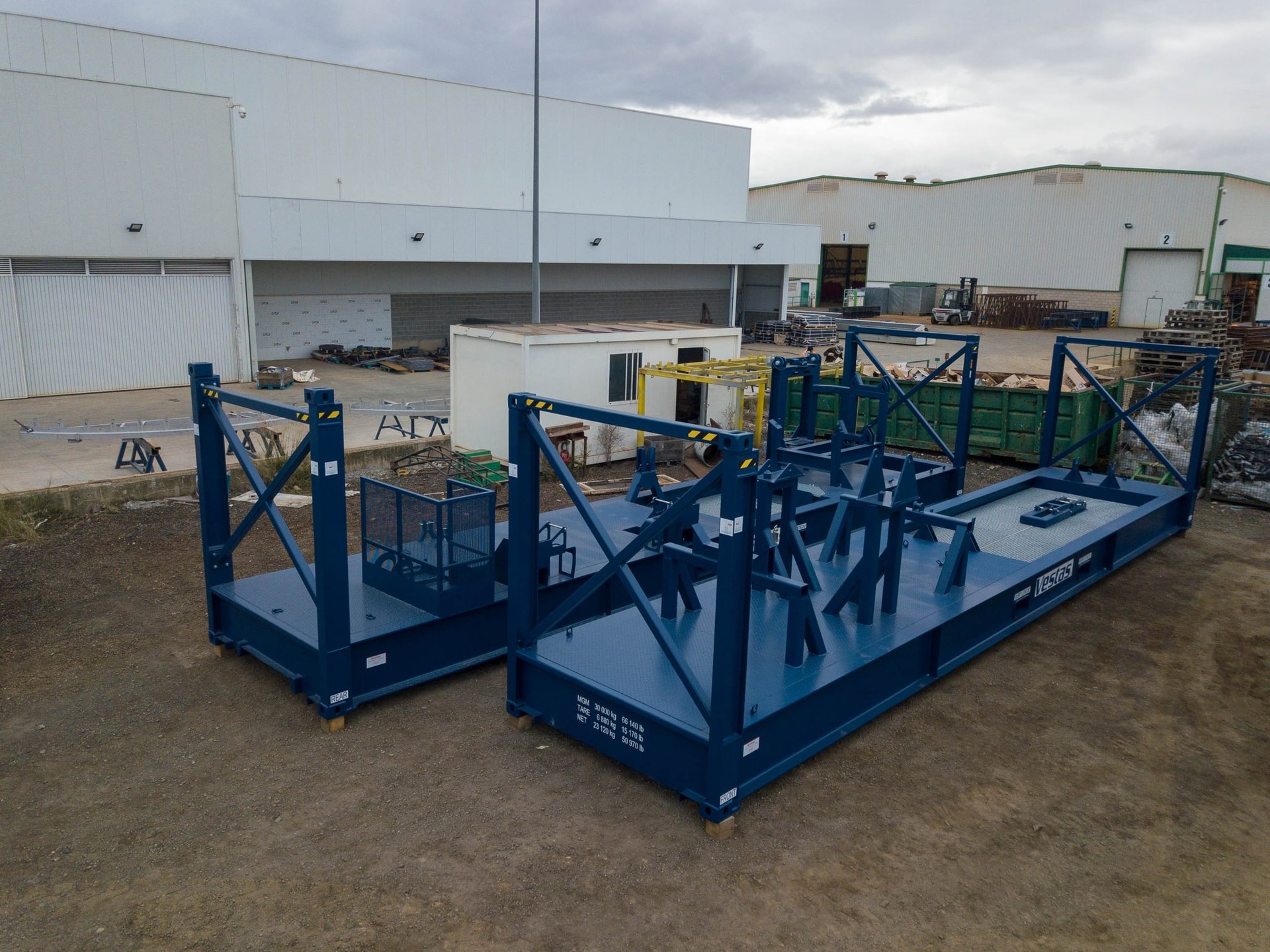 Estructuras metálicas azules de gran tamaño fabricadas en una explanada industrial