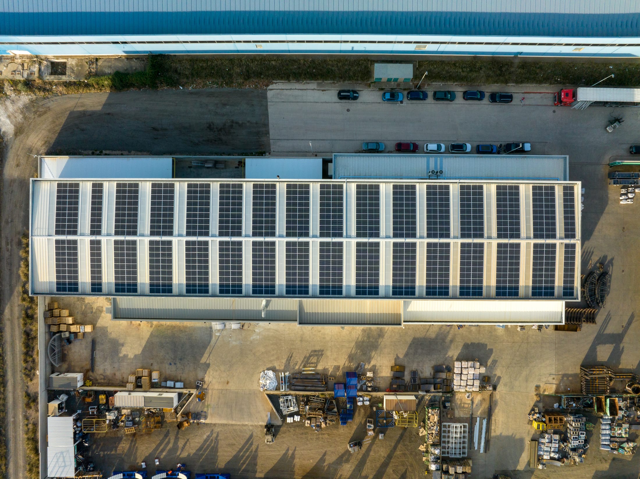 Vista aérea de una nave industrial de EPER Group con paneles solares en la cubierta