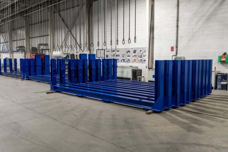 Estructuras metálicas azules de gran tamaño en el interior de una nave industrial