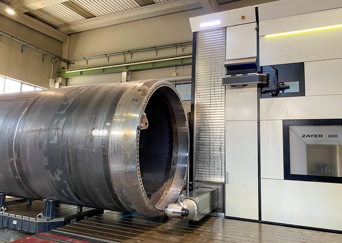 Centro de mecanizado CNC trabajando sobre una gran virola de acero