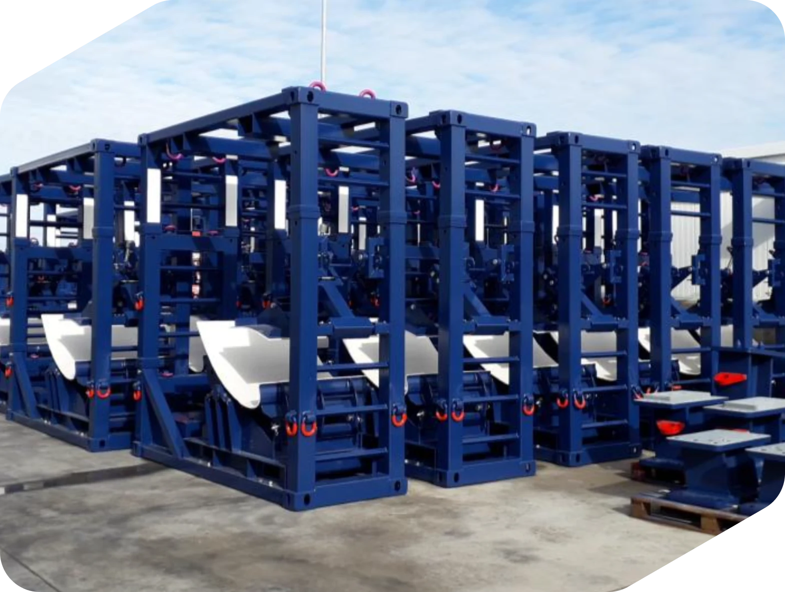 Contenedores de transporte marítimo azules con utillajes en su interior