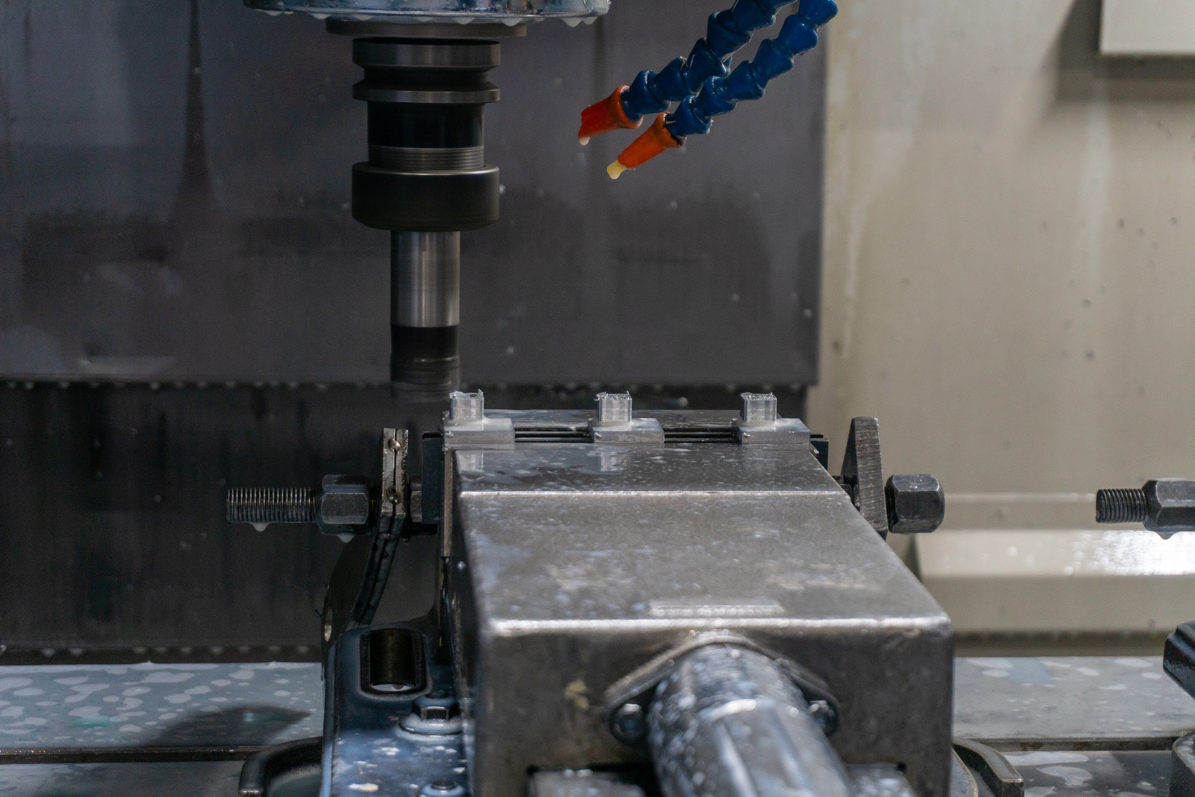 Cabezal de fresado CNC junto al utillaje de amarre de una pieza